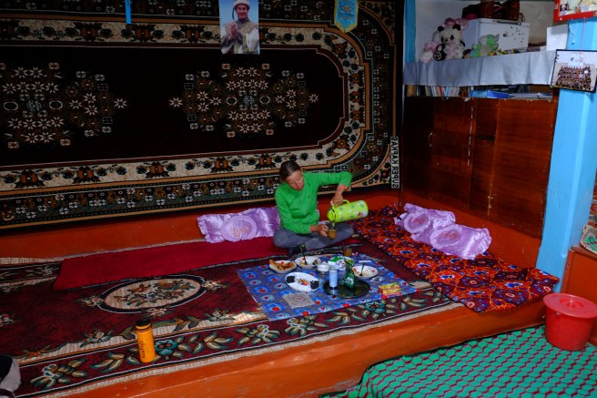 At the end of another exhausting day we got served fried potatoes swimming in oil with old bread and cucumber salad, cookies and tea. 
