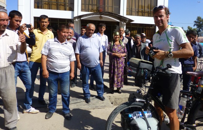 When I came back from grocery shopping, Johan was surrounded by this crowd!