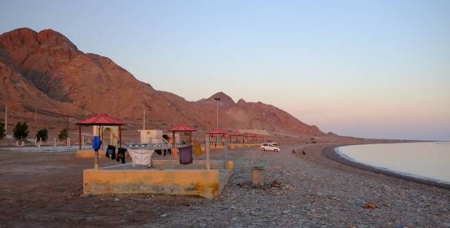 A typical beach in Iran: small platforms - with or without roof - and a barbecue in front. At the back toilets and showers, perfect for camping as long as you don't mind people's chatters until the wee hours 