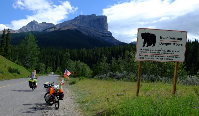 Unfortunately people still get out of their vehicles when they see animals, the more dangerous the better the selfies